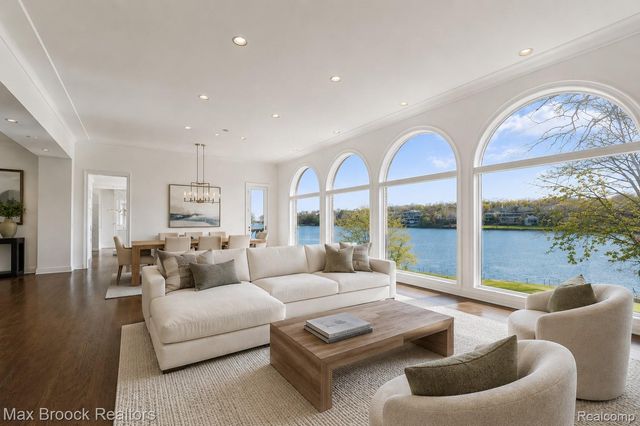 1832 Long Lake Shore Drive, Bloomfield Charter Township, MI 48302