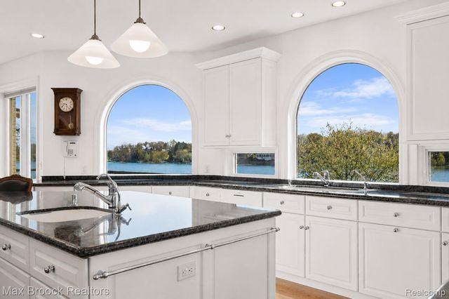 1832 Long Lake Shore Drive, Bloomfield Charter Township, MI 48302