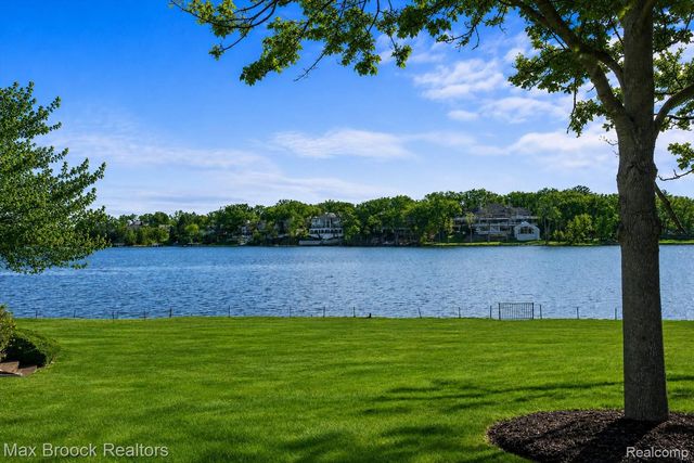 1832 Long Lake Shore Drive, Bloomfield Charter Township, MI 48302