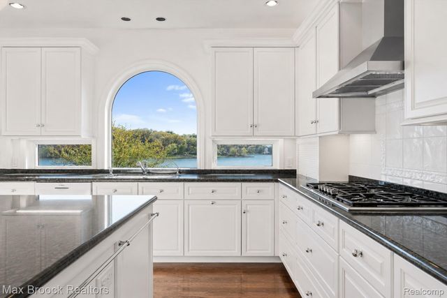 1832 Long Lake Shore Drive, Bloomfield Charter Township, MI 48302