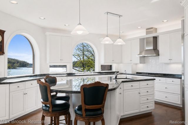 1832 Long Lake Shore Drive, Bloomfield Charter Township, MI 48302