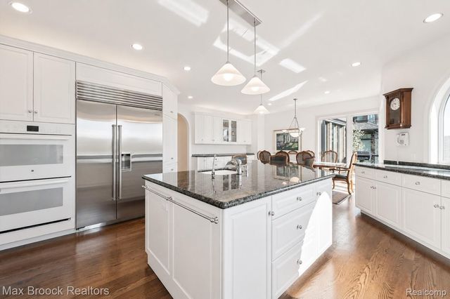 1832 Long Lake Shore Drive, Bloomfield Charter Township, MI 48302