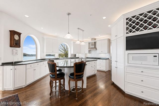 1832 Long Lake Shore Drive, Bloomfield Charter Township, MI 48302