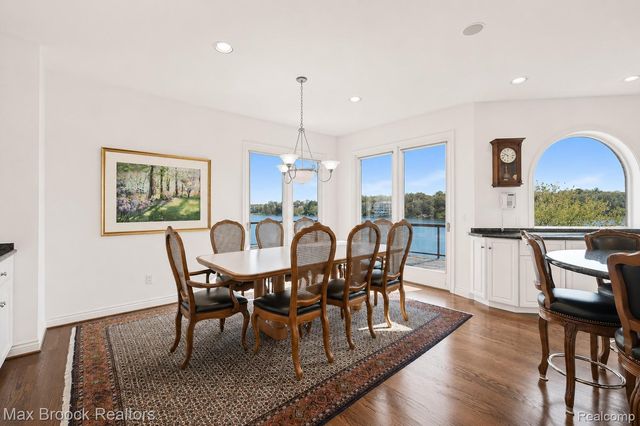 1832 Long Lake Shore Drive, Bloomfield Charter Township, MI 48302