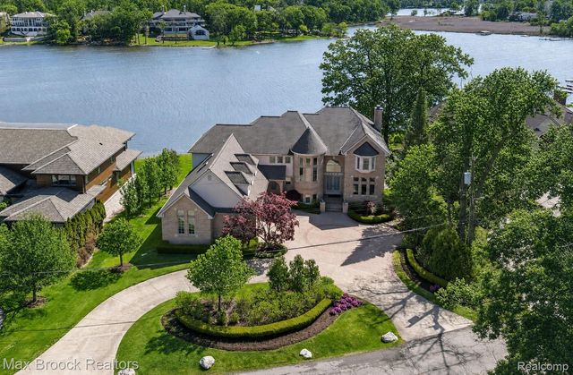 1832 Long Lake Shore Drive, Bloomfield Charter Township, MI 48302