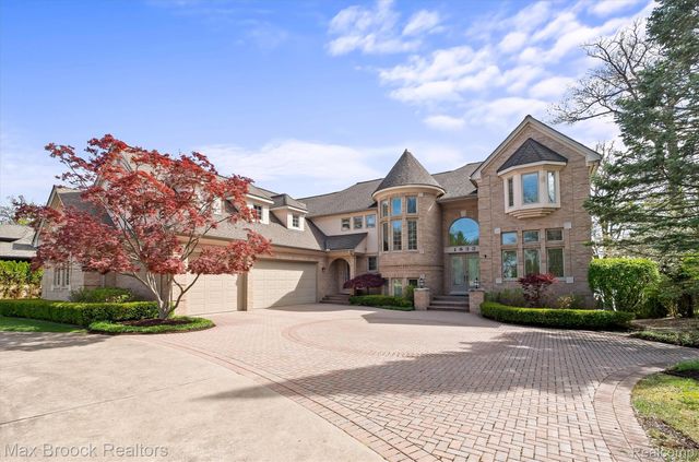 1832 Long Lake Shore Drive, Bloomfield Charter Township, MI 48302