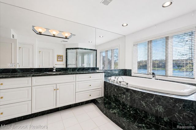 1832 Long Lake Shore Drive, Bloomfield Charter Township, MI 48302