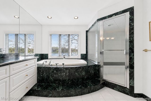 1832 Long Lake Shore Drive, Bloomfield Charter Township, MI 48302