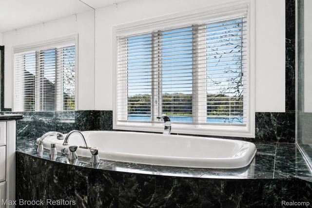 1832 Long Lake Shore Drive, Bloomfield Charter Township, MI 48302