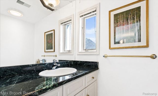 1832 Long Lake Shore Drive, Bloomfield Charter Township, MI 48302