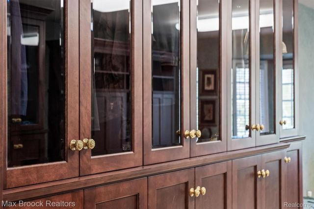 1832 Long Lake Shore Drive, Bloomfield Charter Township, MI 48302