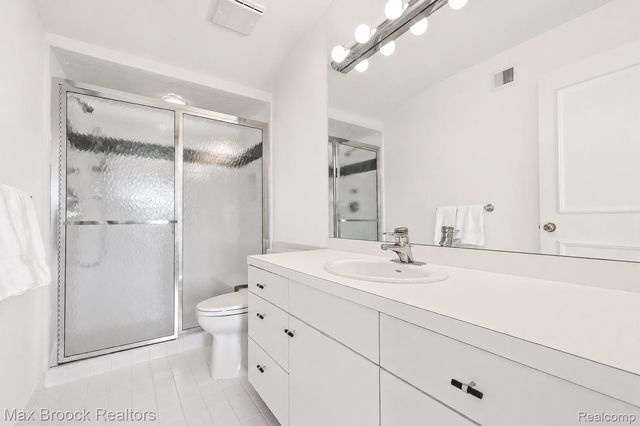 1832 Long Lake Shore Drive, Bloomfield Charter Township, MI 48302
