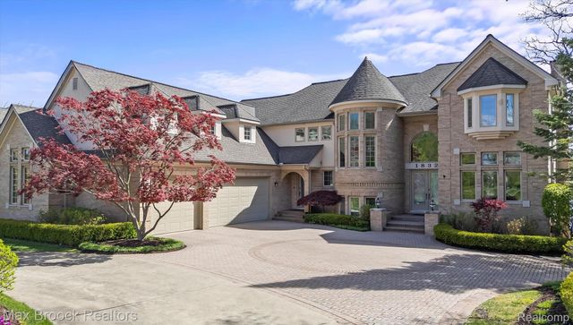 1832 Long Lake Shore Drive, Bloomfield Charter Township, MI 48302