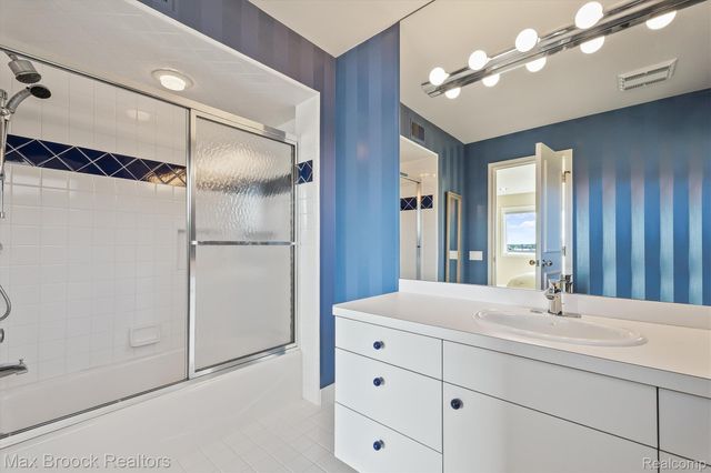 1832 Long Lake Shore Drive, Bloomfield Charter Township, MI 48302
