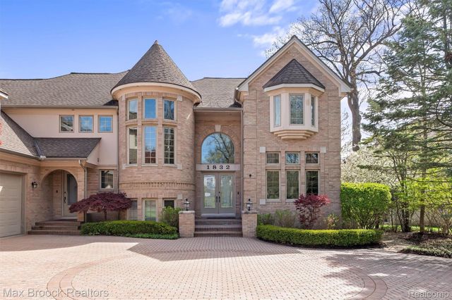 1832 Long Lake Shore Drive, Bloomfield Charter Township, MI 48302