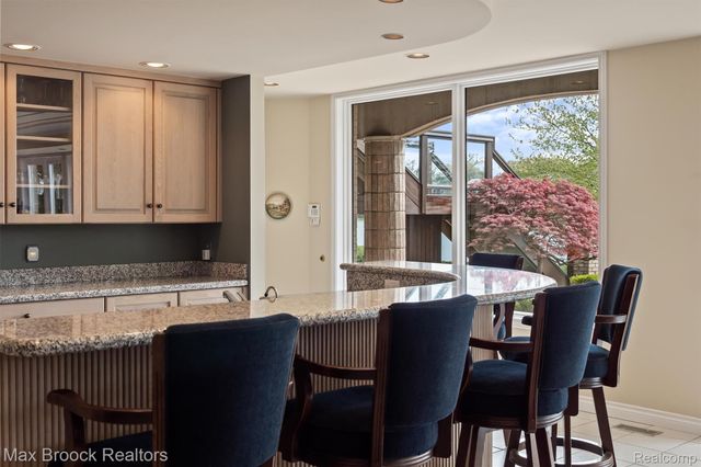 1832 Long Lake Shore Drive, Bloomfield Charter Township, MI 48302