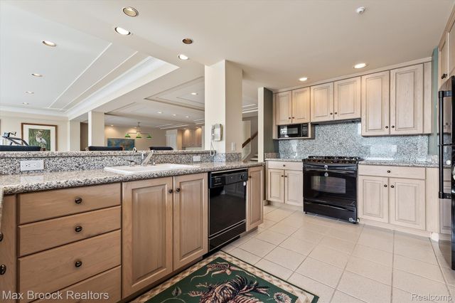 1832 Long Lake Shore Drive, Bloomfield Charter Township, MI 48302
