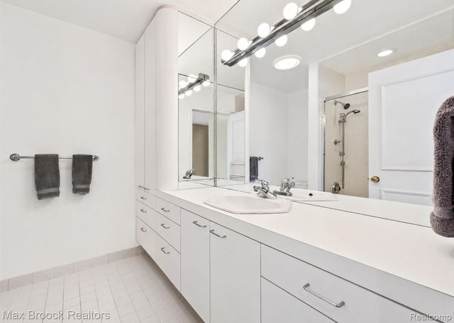 1832 Long Lake Shore Drive, Bloomfield Charter Township, MI 48302