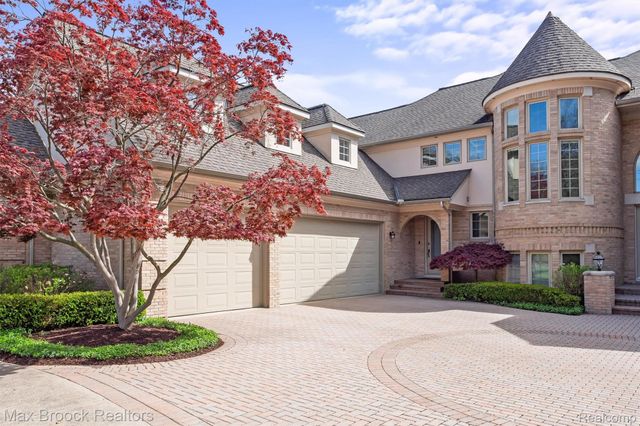 1832 Long Lake Shore Drive, Bloomfield Charter Township, MI 48302
