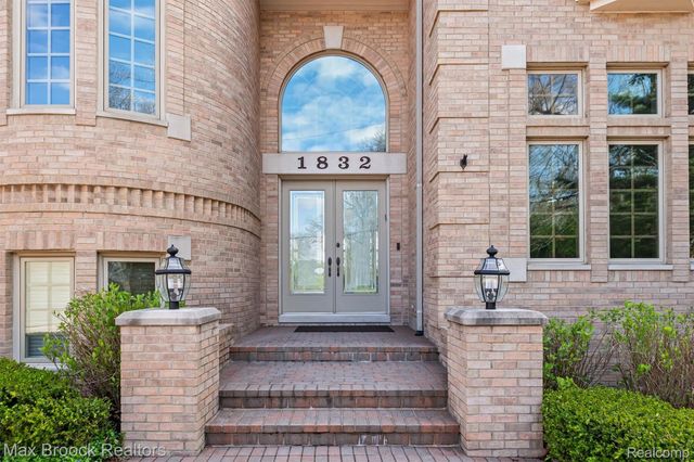 1832 Long Lake Shore Drive, Bloomfield Charter Township, MI 48302