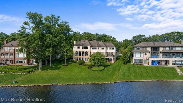 1832 Long Lake Shore Drive, Bloomfield Charter Township, MI 48302