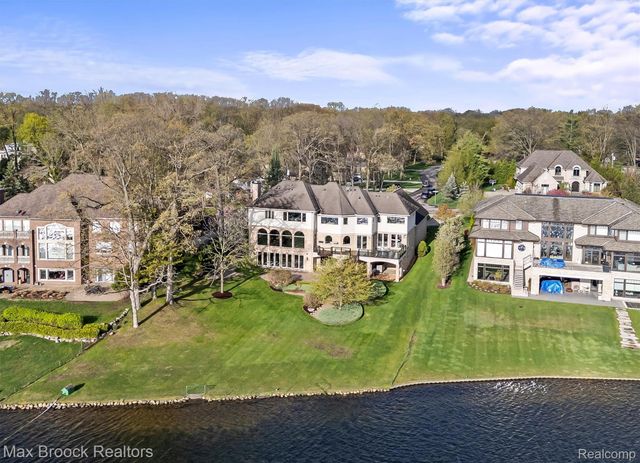 1832 Long Lake Shore Drive, Bloomfield Charter Township, MI 48302