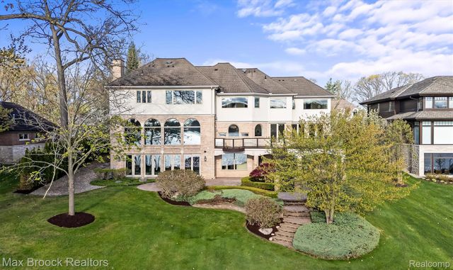 1832 Long Lake Shore Drive, Bloomfield Charter Township, MI 48302