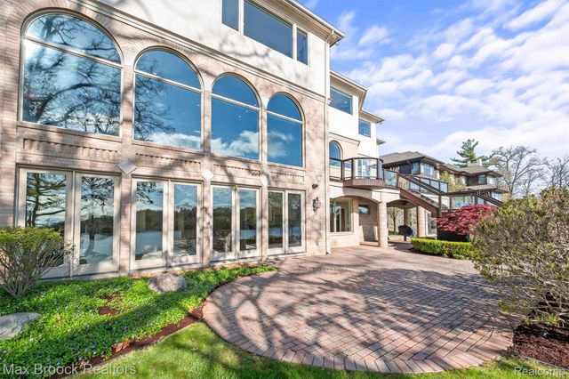 1832 Long Lake Shore Drive, Bloomfield Charter Township, MI 48302