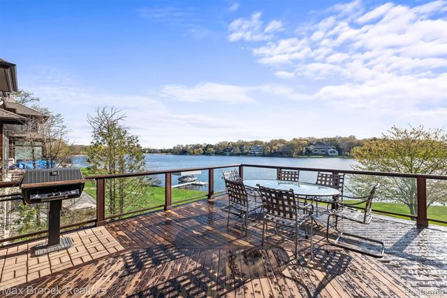 1832 Long Lake Shore Drive, Bloomfield Charter Township, MI 48302