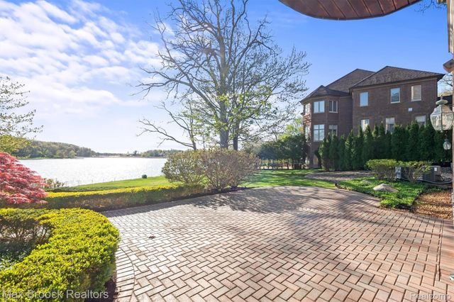 1832 Long Lake Shore Drive, Bloomfield Charter Township, MI 48302