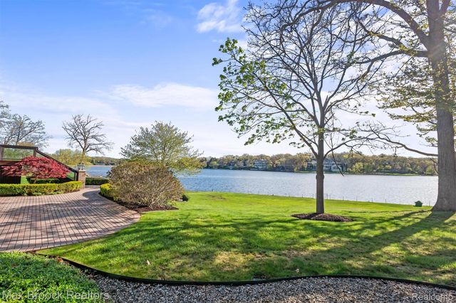 1832 Long Lake Shore Drive, Bloomfield Charter Township, MI 48302