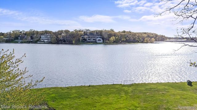 1832 Long Lake Shore Drive, Bloomfield Charter Township, MI 48302
