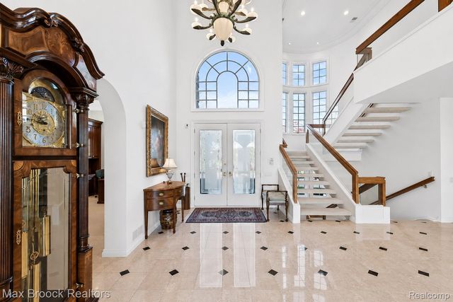 1832 Long Lake Shore Drive, Bloomfield Charter Township, MI 48302