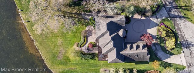 1832 Long Lake Shore Drive, Bloomfield Charter Township, MI 48302