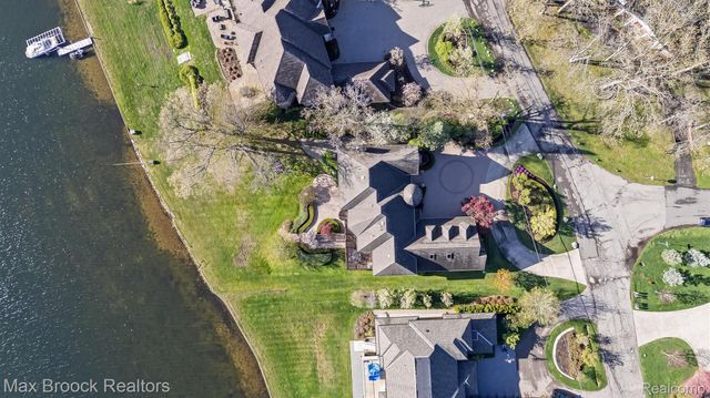 1832 Long Lake Shore Drive, Bloomfield Charter Township, MI 48302