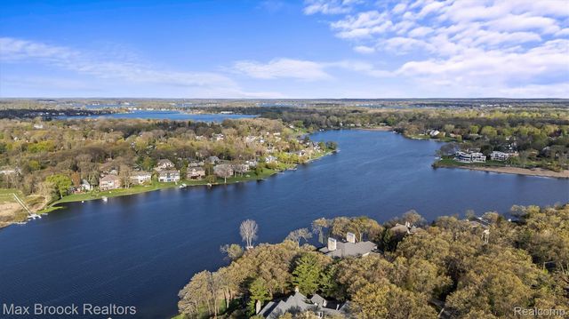 1832 Long Lake Shore Drive, Bloomfield Charter Township, MI 48302