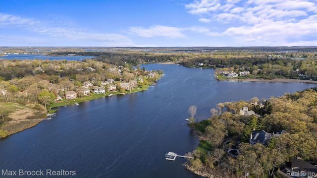1832 Long Lake Shore Drive, Bloomfield Charter Township, MI 48302