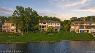 1832 Long Lake Shore Drive, Bloomfield Charter Township, MI 48302