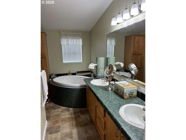 1111 Se 3RD Ave 61, Canby, OR 97013