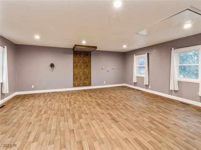 611 1st Avenue E, Newton, IA 50208