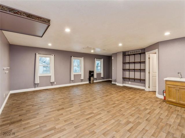 611 1st Avenue E, Newton, IA 50208