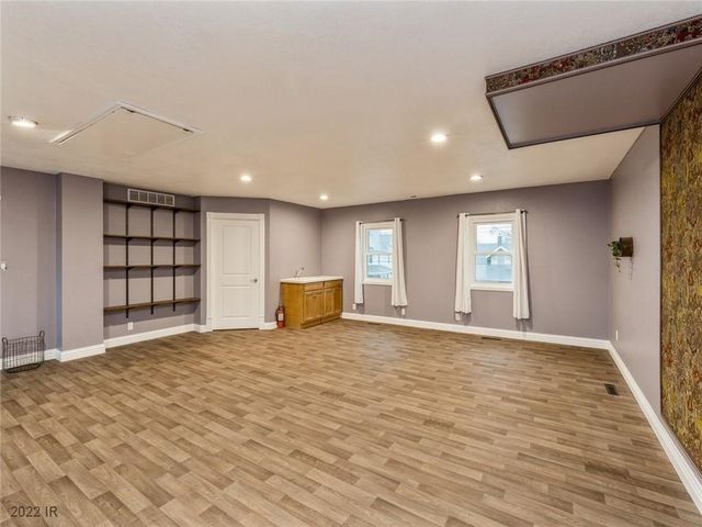 611 1st Avenue E, Newton, IA 50208