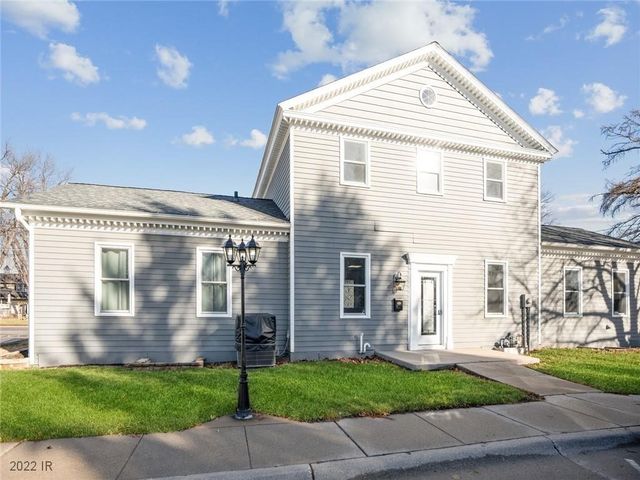 611 1st Avenue E, Newton, IA 50208