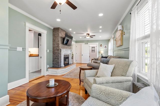 33 Hammond St, Leominster, MA 01453