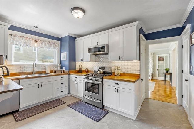 33 Hammond St, Leominster, MA 01453
