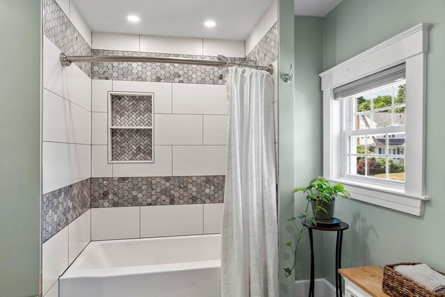 33 Hammond St, Leominster, MA 01453
