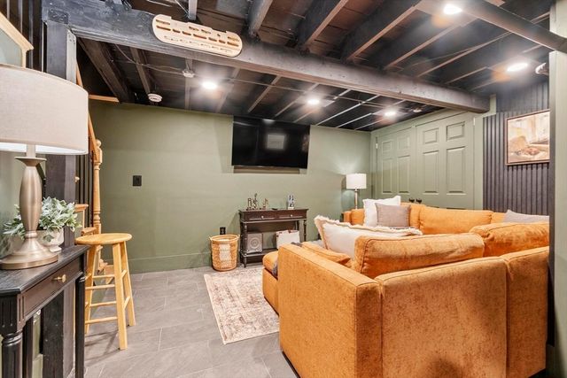 33 Hammond St, Leominster, MA 01453