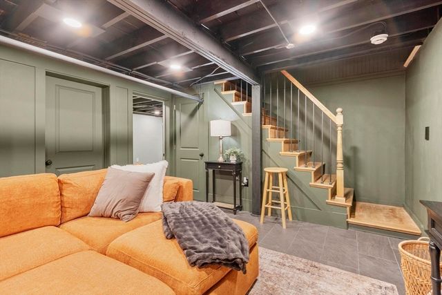 33 Hammond St, Leominster, MA 01453