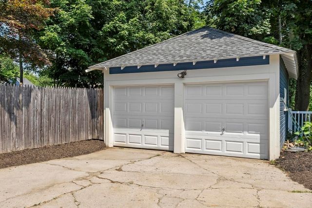 33 Hammond St, Leominster, MA 01453