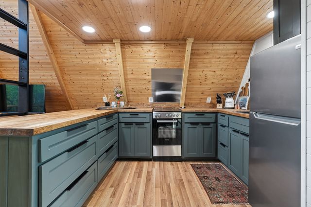 421 Alpine Dr, Smithville, TN 37166